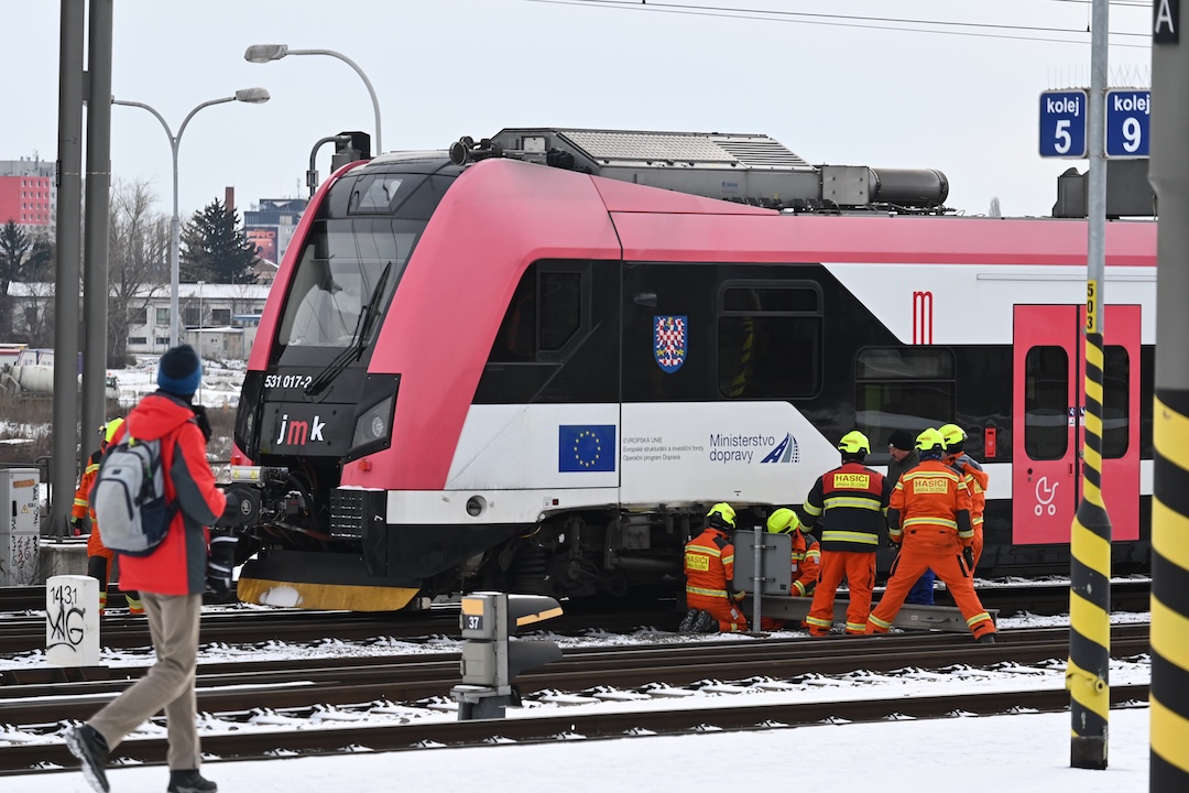 Na Hlavním nádraží vykolejil vlak, vlaky nabírají zpoždění